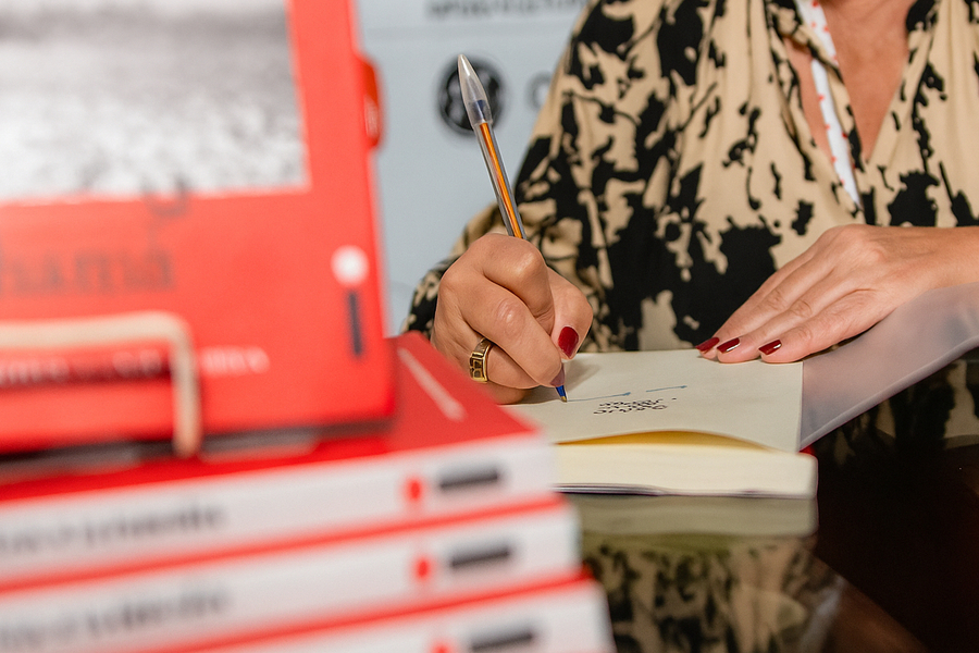 Autógrafos na Flipetrópolis de 2024 © Alne Reis Autógrafos na Flipetrópolis de 2024 © Alne Reis