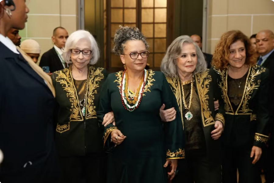 Ana Maria Goncalves é conduzida por outras imortais © Dani Paiva / ABL Ana Maria Goncalves é conduzida por outras imortais © Dani Paiva / ABL