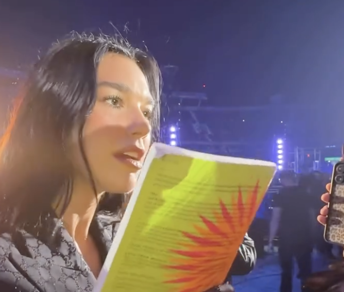 Dua Lipa com exemplar de 'A hora da estrela' | © Reprodução Instagram