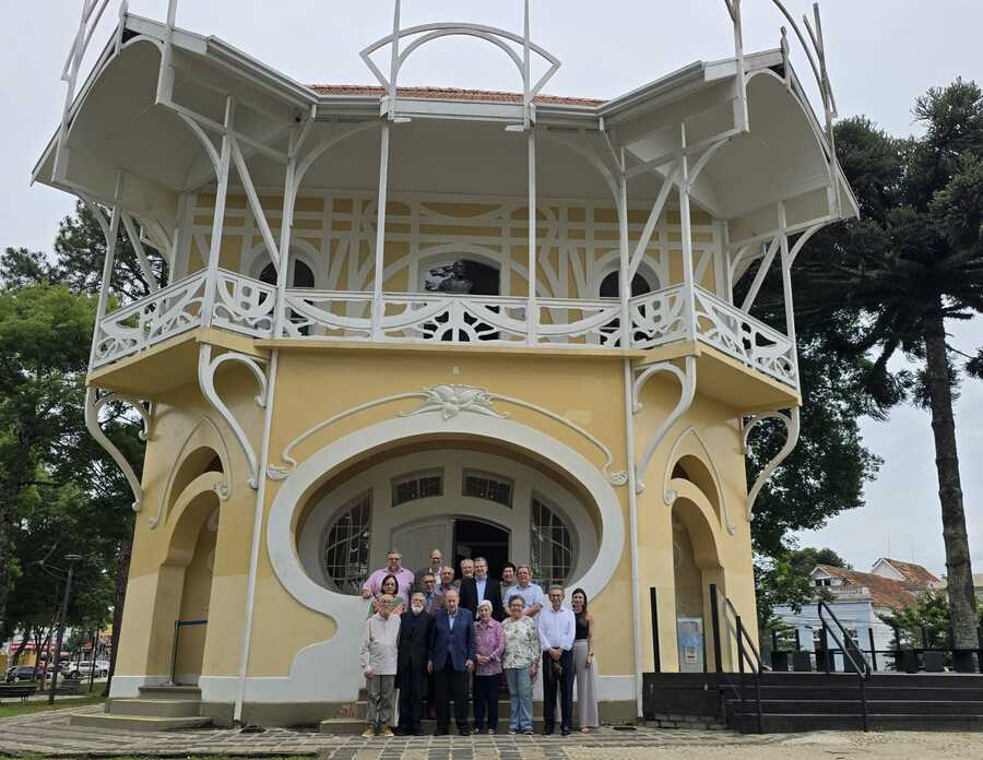 A diretoria eleita em frente ao Belvedere, sede da Academia Paranaense de Letras | © Angelo Volpato A diretoria eleita em frente ao Belvedere, sede da Academia Paranaense de Letras | © Angelo Volpato
