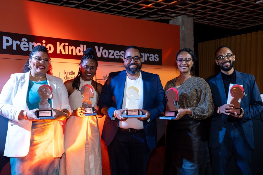 Os autores finalistas do 1º Prêmio Kindle Vozes Negras: Daiana Souza, Tássia Nascimento, Tiago Costa, Márcia Moura e J. Oliver Jr. | &copy; Mônica Andrade