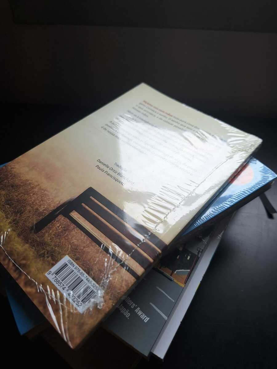 Shrink: plástico que envolve os livros novos foi assunto em 2025 | &copy; Beatriz Sardinha / PublishNews