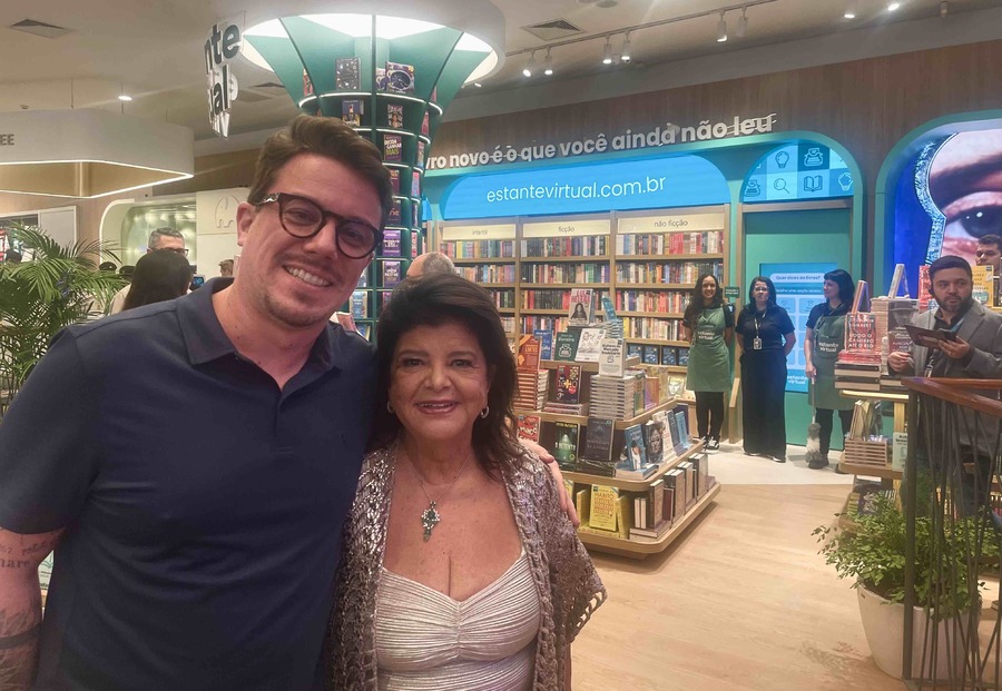 André Palme e Luiza Trajano, na inauguração da Galeria Magalu | © Guilherme Sobota / PublishNews André Palme e Luiza Trajano, na inauguração da Galeria Magalu | © Guilherme Sobota / PublishNews