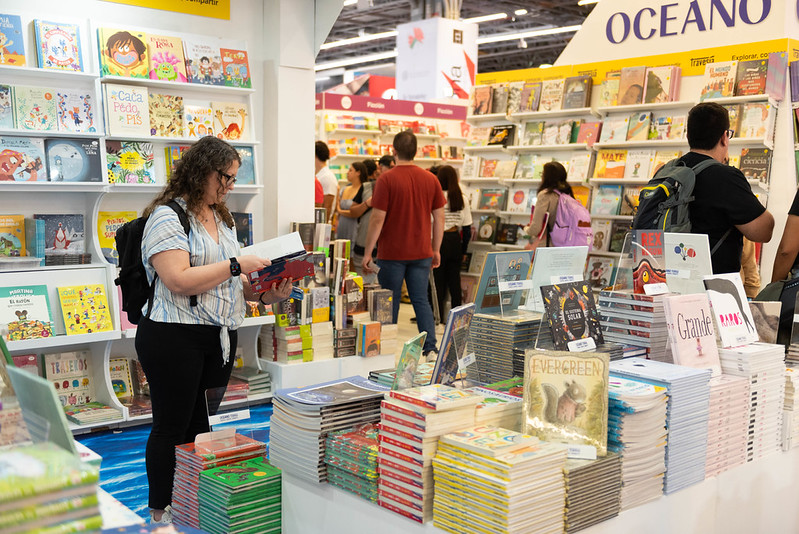 Leitores exploram a mais recente Feira do Livro de Guadalajara, que terminou no dia 7 | &copy; FIL / MELINDA PAULINA LLAMAS POLANCO