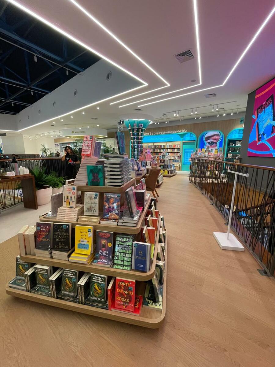 Livraria fica no terceiro andar, próximo à entrada do Teatro Youtube – Sala Eva Herz | @ Guilherme Sobota / PublishNews Livraria fica no terceiro andar, próximo à entrada do Teatro Youtube – Sala Eva Herz | @ Guilherme Sobota / PublishNews