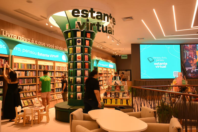 Espaço da Estante Virtual na nova Galeria Magalu, no Conjunto Nacional | © Olavo Martins / Magalu Espaço da Estante Virtual na nova Galeria Magalu, no Conjunto Nacional | © Olavo Martins / Magalu