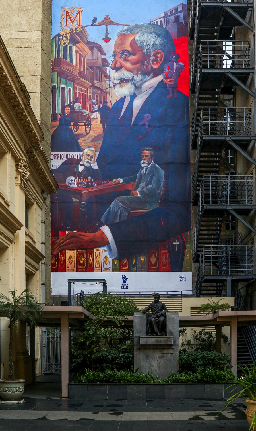 Machado de Assis observa e é observado na entrada da ABL &copy; Michel Félix