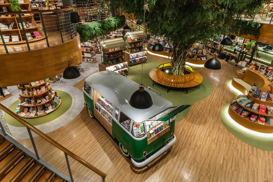 Na Jaqueira, árvore que dá nome à loja ocupa o centro da loja | &copy; Divulgação Livraria Jaqueira