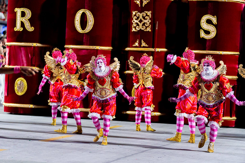 Na Comissão de Frente do Salgueiro, livros formavam o nome de Rosa | &copy; Eduardo Hollanda / Riocarnaval