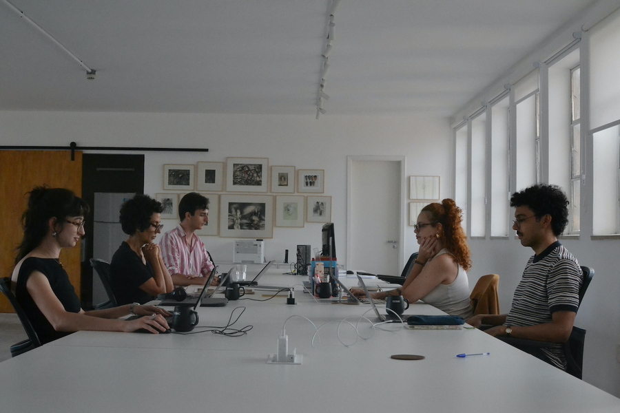 Parte da equipe da COSAC no novo escritório na Vila Buarque, em São Paulo; em 2025, Raquel Oliveira (à direita) foi contratada como gerente editorial | &copy; COSAC