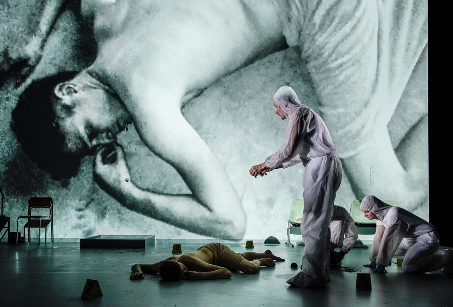 'História da violência', com texto de Édouard Louis, direção de Thomas Ostermeier e produção da Schaubühne, faz a abertura desta edição no Teatro Liberdade | &copy; Arno Declair