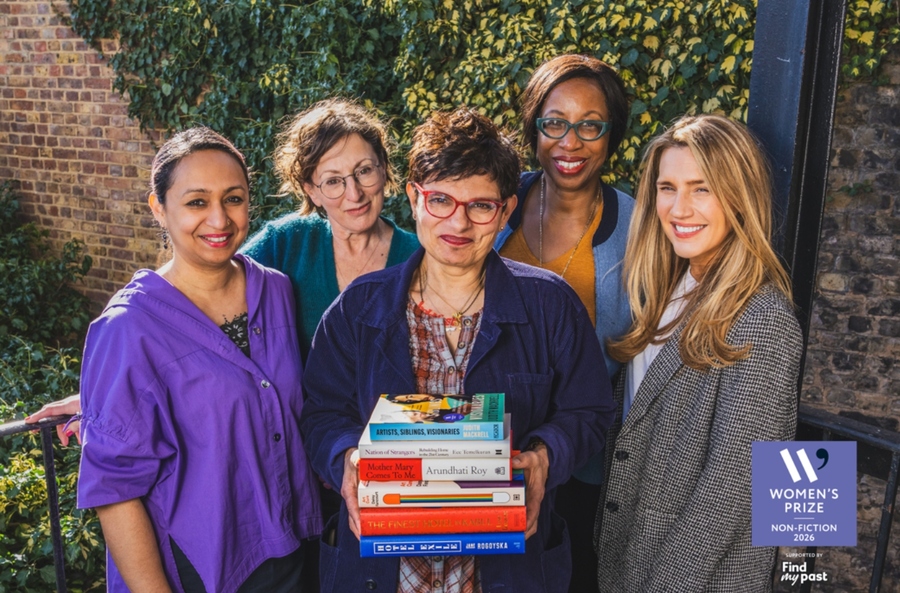 Da esquerda para a direita, as juradas: Roma Agrawal, Nina Stibbe, Baronesa Thangam Debbonaire, Nicola Williams e Nicola Elliott Da esquerda para a direita, as juradas: Roma Agrawal, Nina Stibbe, Baronesa Thangam Debbonaire, Nicola Williams e Nicola Elliott