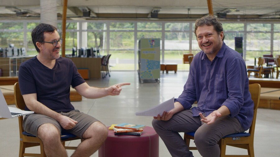 Antonio Prata e Fabrício Corsaletti nos bastidores &copy; Divulgação