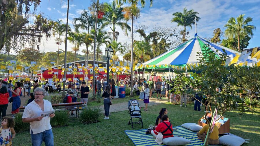 Atividades na pra&ccedil;a da Matriz de Paraty | &copy; Divulga&ccedil;&atilde;o