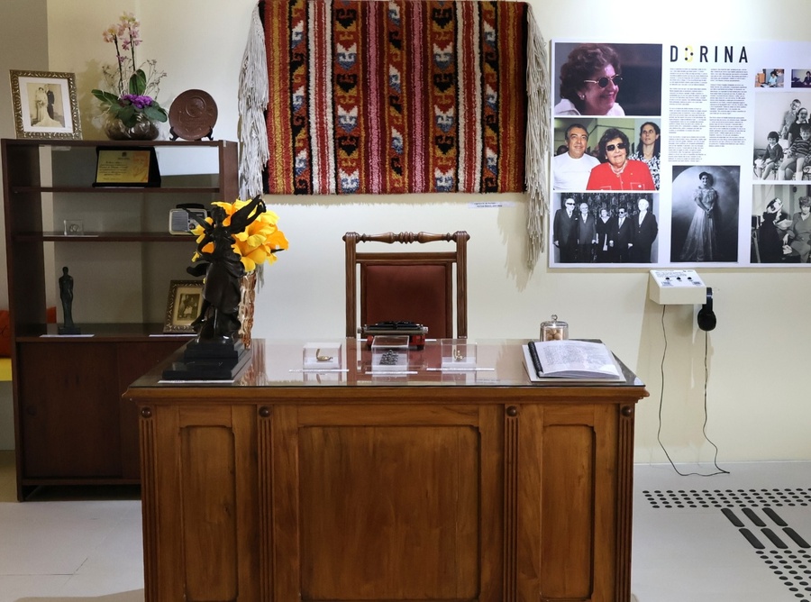Mesa do escritório de Dorina na exposição '8 ou 80' | &copy; Fundação Dorina Nowill para Cegos