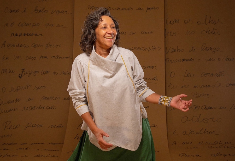 Socorro Lira com escritos de Carolina ao fundo &copy; Murilo Alvesso