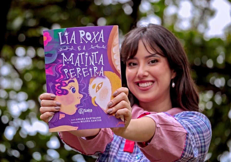 Amara Hartmann posa com o livro &copy; Divulgação