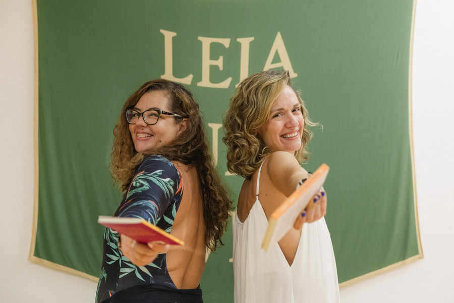 Michelle Strzoda e Luisa Benevides organizam o Divã na Janela &copy; Monica Ramalho