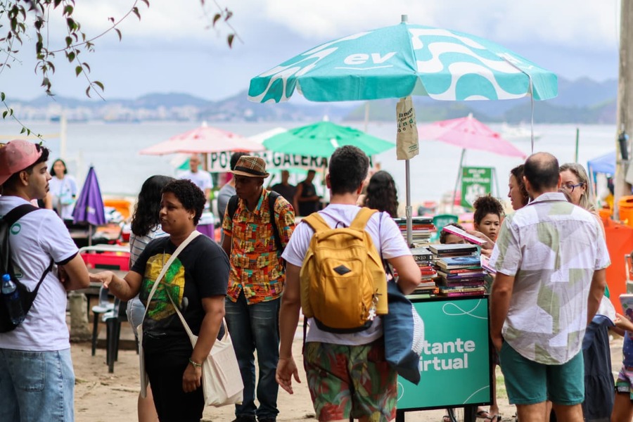 Evento reuniu leitores e leitoras na Praia do Flamengo | &copy; Divulgação