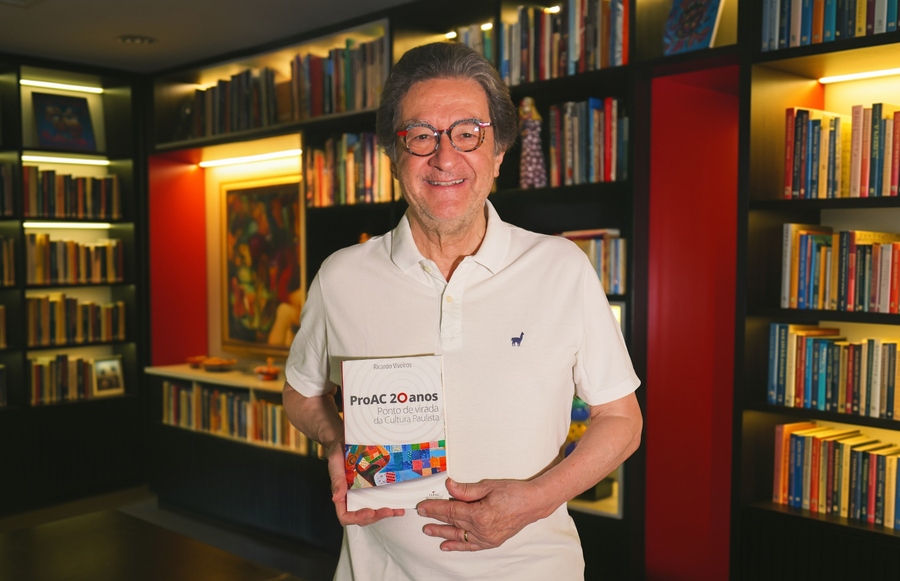 Eduardo Viveiros e o livro © Divulgação Eduardo Viveiros e o livro © Divulgação