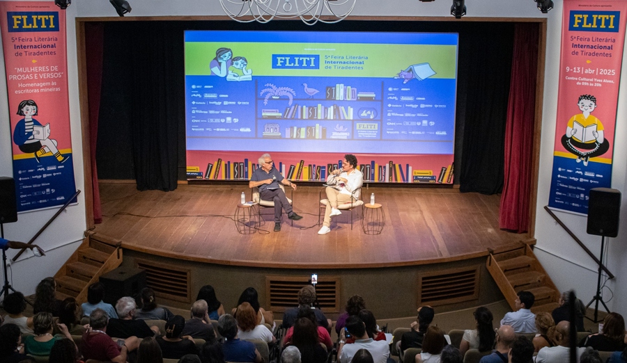 Milton Hatoum conversa com Ruan de Sousa Gabriel na Fliti 2025 &copy; Thais Andressa