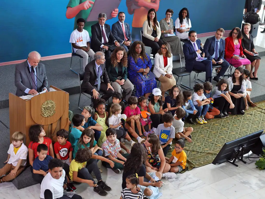 Crianças acompanham o lançamento do ECA Digital, em março, em Brasília | &copy; Valter Campanato/Agência Brasil