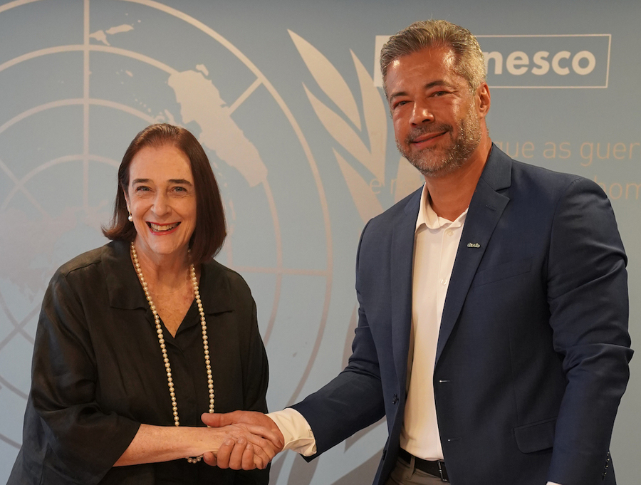 Marlova Jovchelovitch Noleto, Diretora e Representante da UNESCO no Brasil, e Rafael Lunes, cofundador e Vice-Presidente de Relações Institucionais do Skeelo assinam acordo | © UNESCO/Rafael Hildebrand Marlova Jovchelovitch Noleto, Diretora e Representante da UNESCO no Brasil, e Rafael Lunes, cofundador e Vice-Presidente de Relações Institucionais do Skeelo assinam acordo | © UNESCO/Rafael Hildebrand