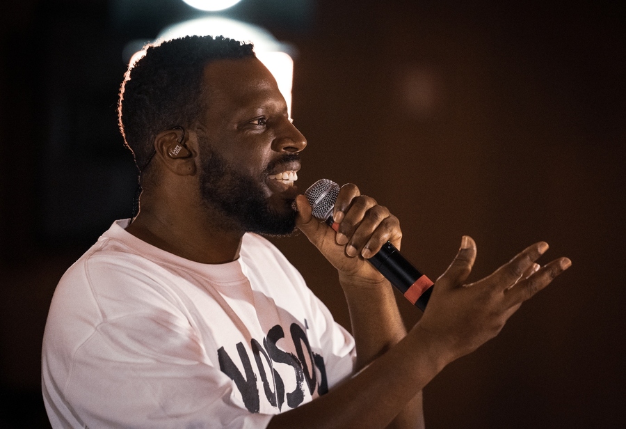 Dino D' Santiago &copy; Guilherme Sai