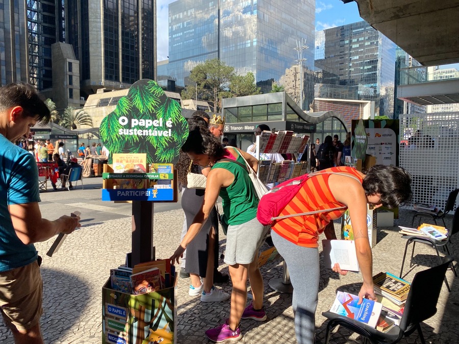 Ação pretende fazer livros circularem no metrô de São Paulo | © Iba / Abigraf Ação pretende fazer livros circularem no metrô de São Paulo | © Iba / Abigraf