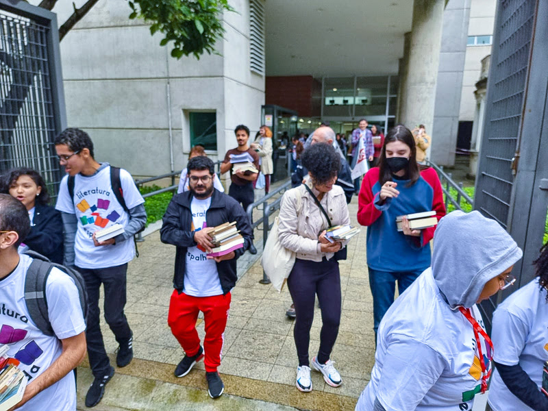 'Literatura espalhada' já doou mais de 100 mil exemplares em duas décadas &copy; | Divulgação