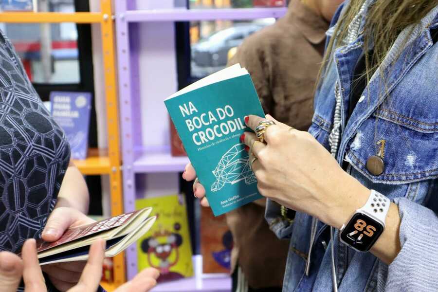 Primeiro livro do novo selo, 'Na boca do crocodilo' | &copy; Grupo Editorial Triz