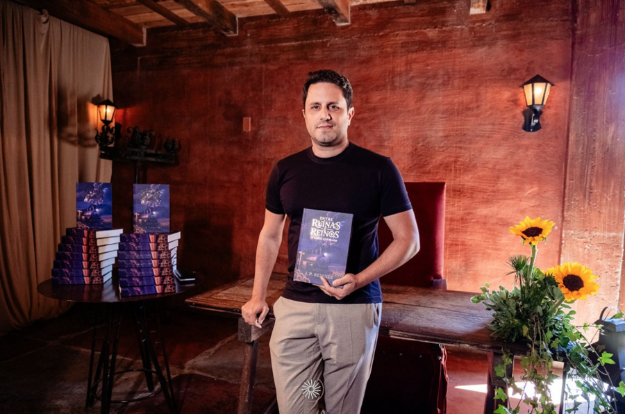 João Pedro Resende, executivo da Hotmart, lança livro em parceria com a Uiclap | &copy; Divulgação