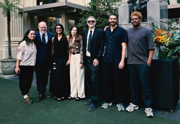 Diretor Marcelo Gomes e a equipe da Matizar Filmes na cerimônia de posse de Milton Hatoum na ABL - Créditos: Matizar Filmes