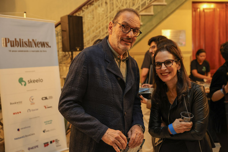Luiz Schwarcz e Lilia Moritz Schwarcz no Theatro São Pedro, na cerimônia do 10º Prêmio PublishNews | &copy; Francio de Holanda / PublishNews
