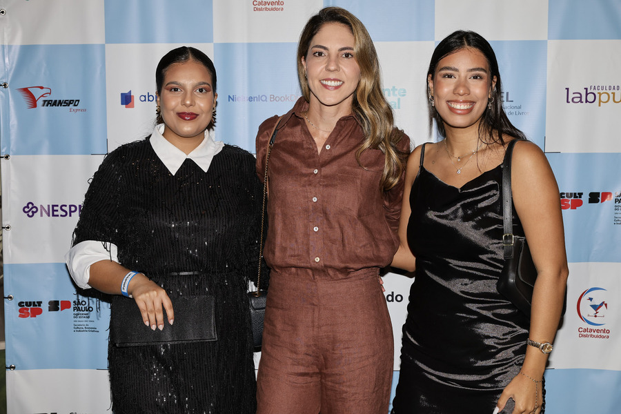 Ao centro, Lis Ribeiro, coordenadora de comunicação da CBL, e uma das finalistas da noite | &copy; Francio de Holanda / PublishNews