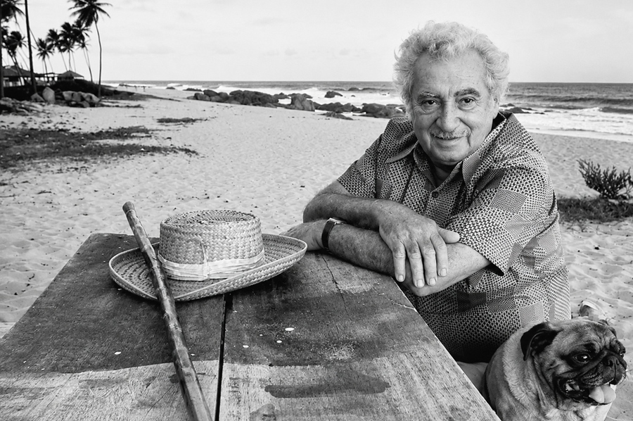 Jorge Amado em praia baiana © Divulgação Jorge Amado em praia baiana © Divulgação