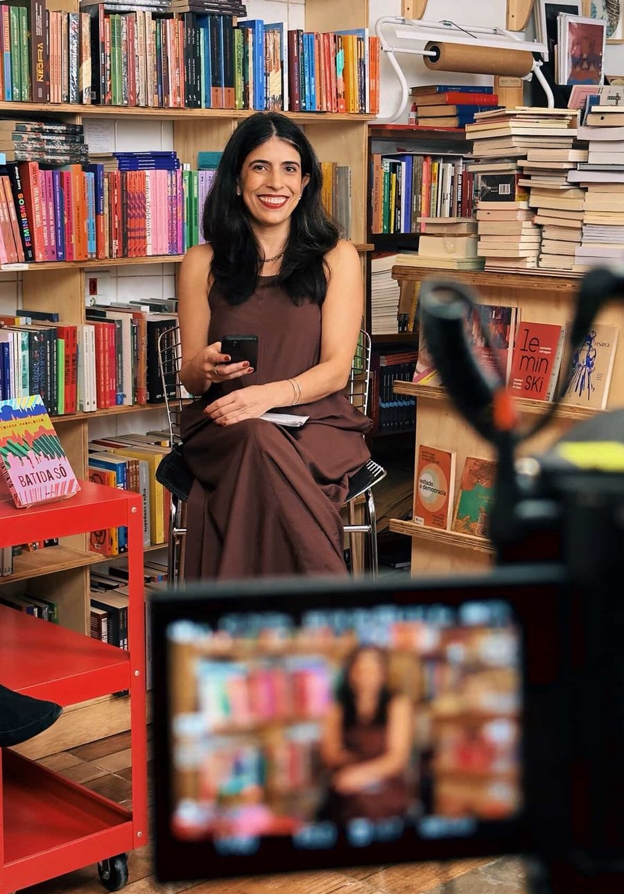 Raquel Cozer nos bastidores &copy; Divulgação