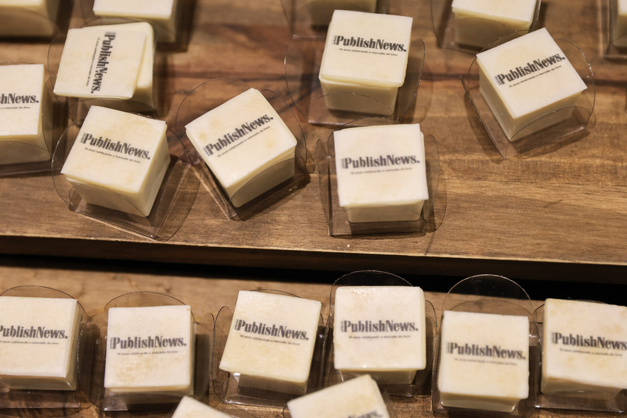 Tinha até chocolate com a nova logo! | &copy; Francio de Holanda / PublishNews