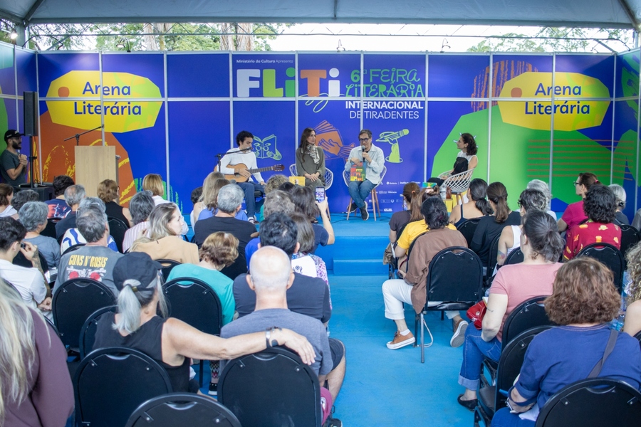 Bento Gil, Flora Gil e Daniel Kondo conversam, com mediação de Iara Biderman &copy; Thais Andressa
