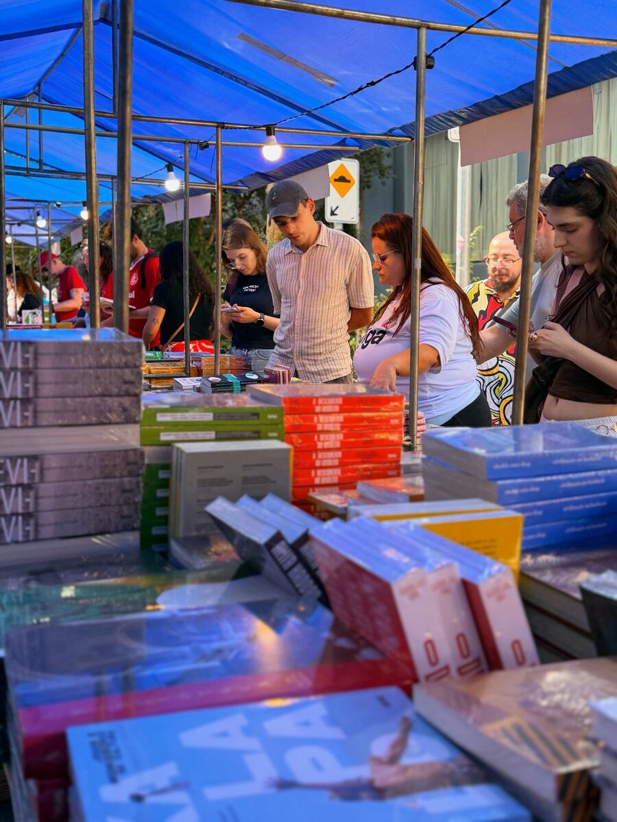 Feira da Rocha, em frente à Livraria Simples, movimentou a cidade no feriado de 1ª de maio | &copy; Livraria Simples / @aluccao