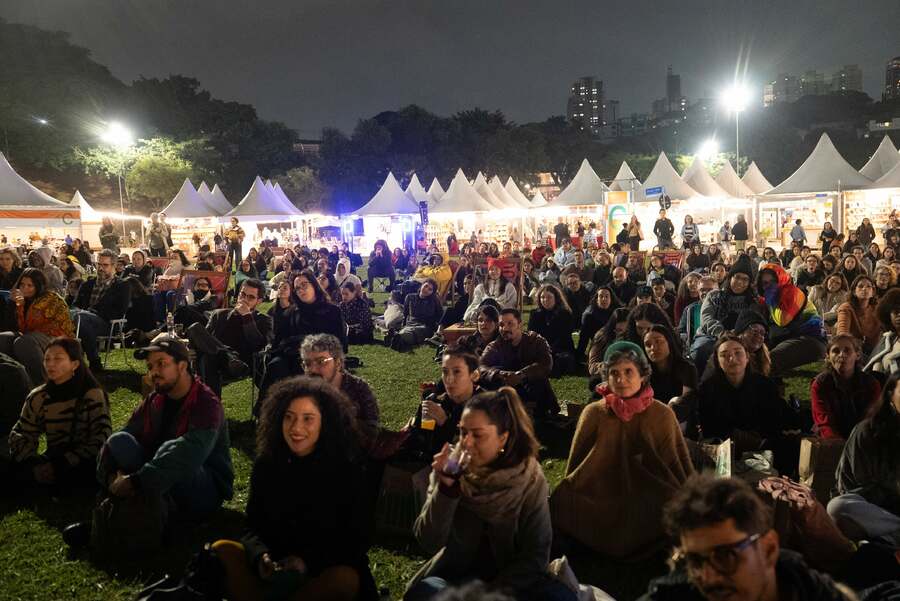 Praça Charles Miller durante a Feira do Livro | &copy; Matias Maxx / A Feira do Livro