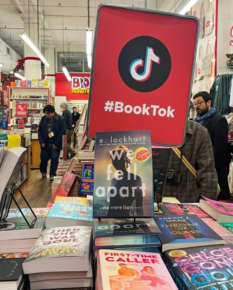BookTok é uma das comunidades que levam o livro a novos lugares | © Reprodução BookTok é uma das comunidades que levam o livro a novos lugares | © Reprodução
