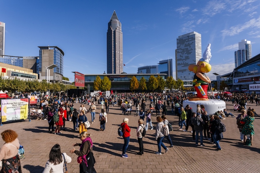 Agora da Feira do Livro de Frankfurt em 2025: não se engane pelo sol, faz um friozinho danado por lá | &copy; Marc Jacquemin / Frankfurter Buchmesse