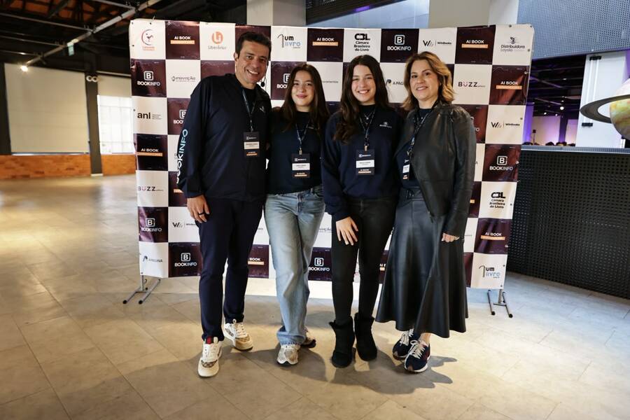 Eduardo, Maria Luiza, Lara e Patricia Cunha, na organização do evento | © Paula Miranda Eduardo, Maria Luiza, Lara e Patricia Cunha, na organização do evento | © Paula Miranda