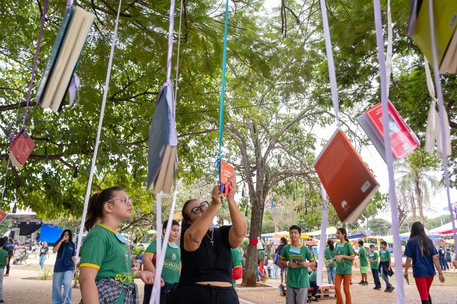 Árvore de livros na Praça da Liberdade de Bonito (MS) | © Elis Regina / FLIB Árvore de livros na Praça da Liberdade de Bonito (MS) | © Elis Regina / FLIB