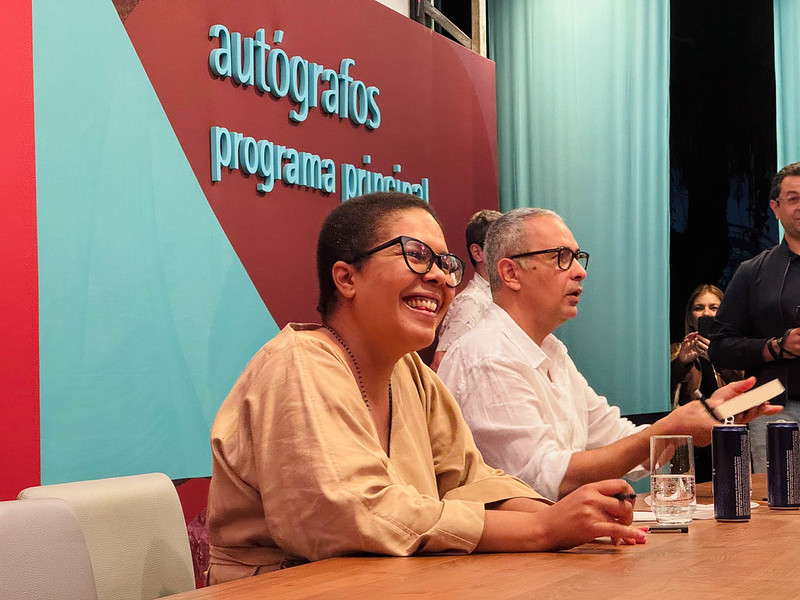 Djaimilia durante sessão de autógrafos na Flip | © agenciasairas Djaimilia durante sessão de autógrafos na Flip | © agenciasairas