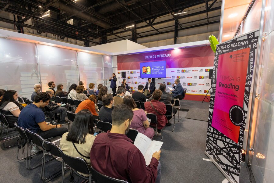 Papo de Mercado em 2024; neste ano, espaço tem a curadoria da jornalista Talita Facchini | © Bienal do Livro de SP Papo de Mercado em 2024; neste ano, espaço tem a curadoria da jornalista Talita Facchini | © Bienal do Livro de SP