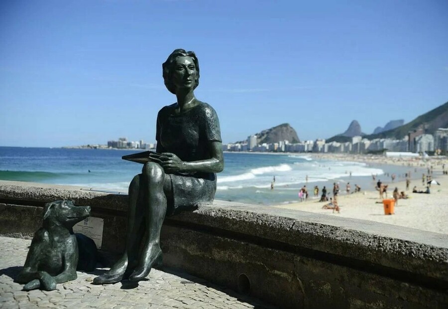 Estátua de Clarice Lispector no Leme &copy; Fernando Frazão / Agência Brasil