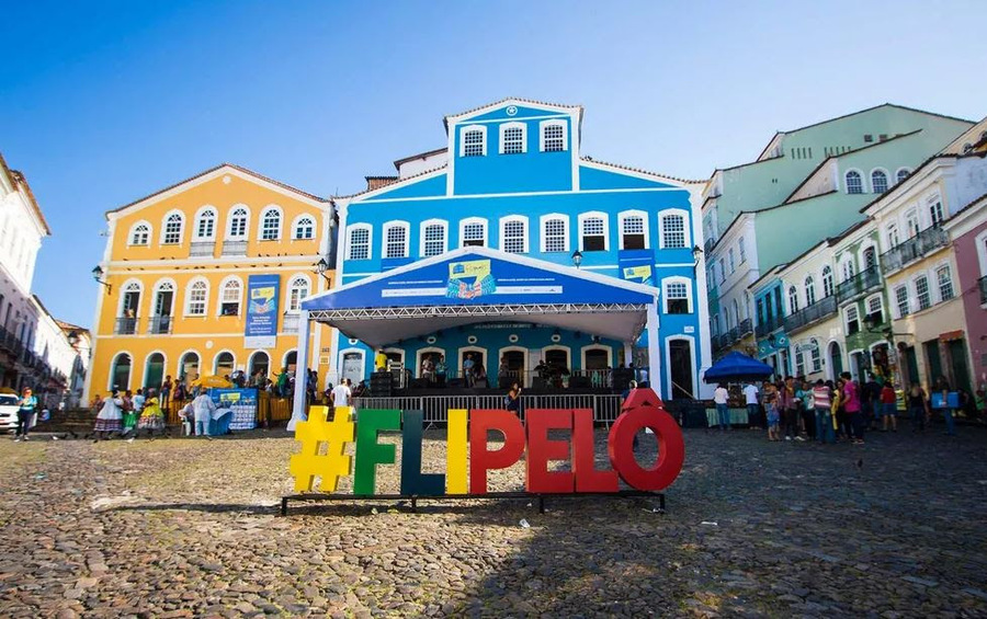 Logomarca da Flipelô em frente à Fundação Casa de Jorge Amado &copy; Divulgação