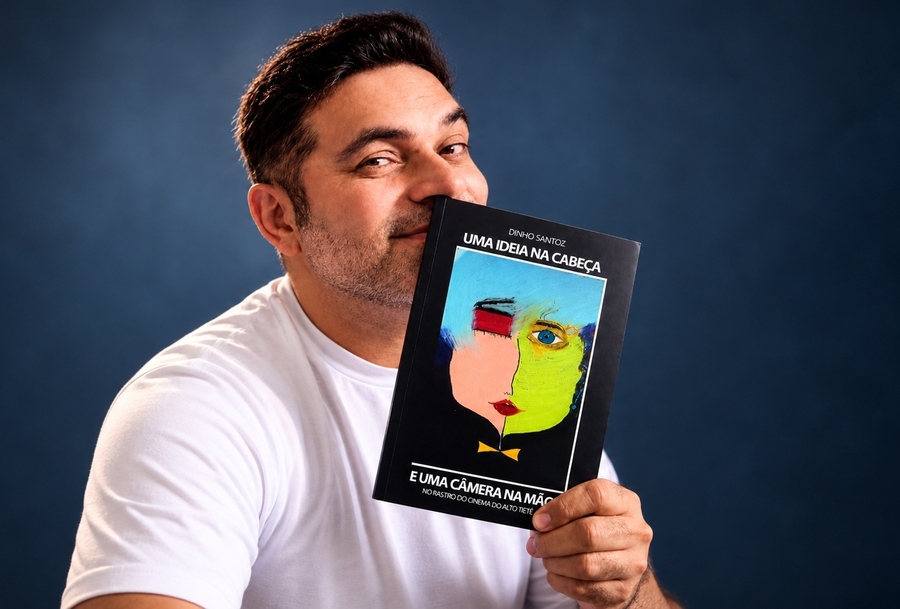 Dinho Santoz e livro © Rodrigo Moraes Dinho Santoz e livro © Rodrigo Moraes